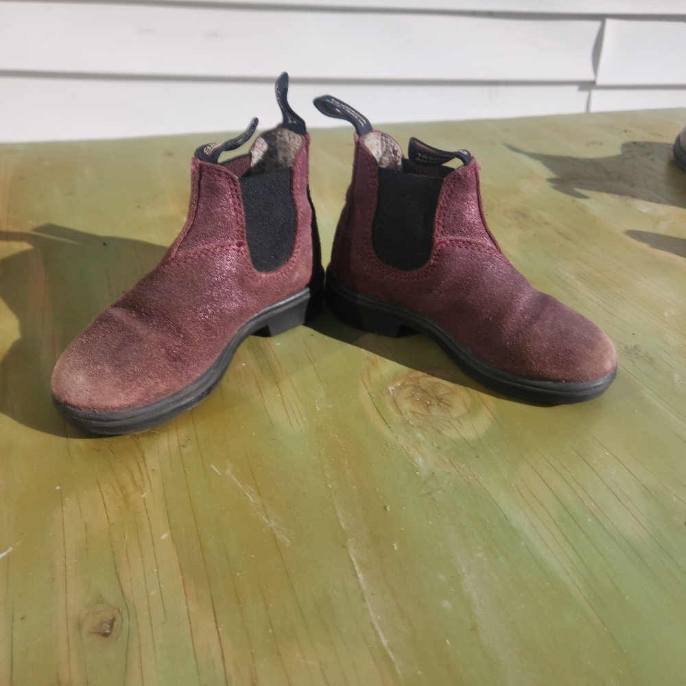 Girls blundstones